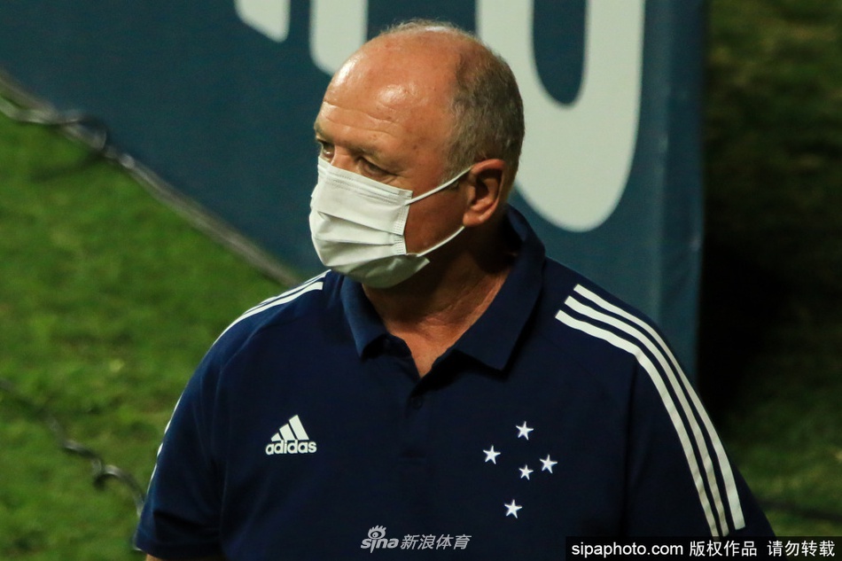 特写镜头下，斯科拉里紧抿双唇，眼神中透露出坚毅与忧虑交织的复杂情绪，脸上的每一道皱纹仿佛都刻写着他对球队当前处境的深刻思考与担当。