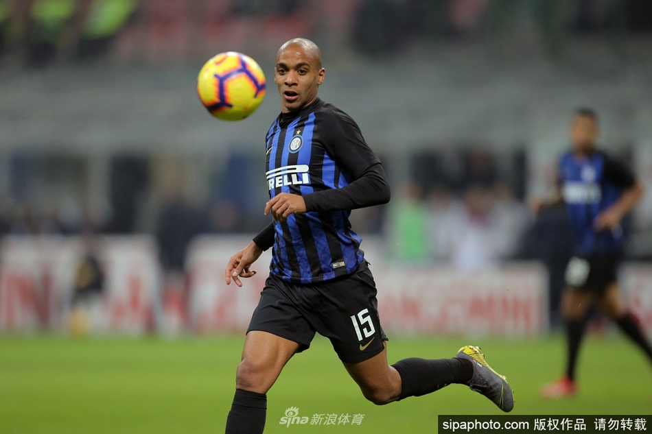 若昂-马里奥在国际米兰比赛中全神贯注，带球突破，蓝黑间条衫在他身上仿佛承载着厚重的历史期望。