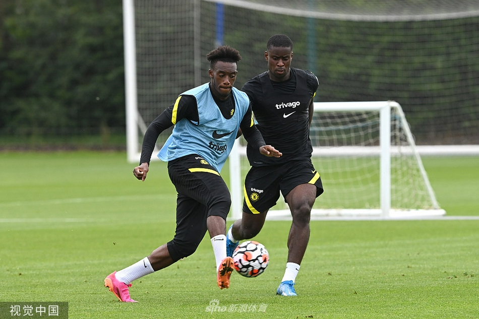 在对抗训练中，芒特正试图带球突破查洛巴的防守，两人神情专注，身体对抗激烈，展现了训练的真实强度