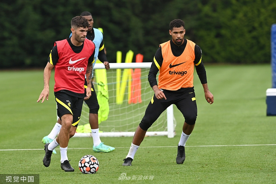 训练结束，球员们围成一圈相互鼓劲，图赫尔站在圈中，团队的凝聚力和对新赛季的渴望在此刻凝聚