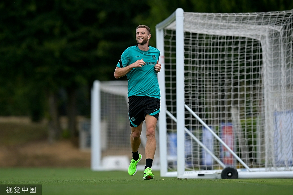 训练场上，后防领袖米兰·什克里尼亚尔展现出标志性的专注与强硬，他的一次精准滑铲将皮球干净利落地留下，扬起的人造草屑仿佛是他为捍卫蓝黑荣耀而燃起的战火。