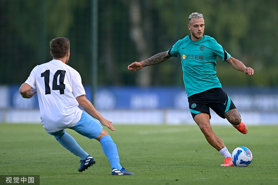 夕阳西下，一天的备战接近尾声，但球员们仍在进行冲刺跑练习，他们奋力奔跑的身影被镀上了一层金边，这不仅是对体能的极限挑战，更是对卫冕冠军荣耀的执着追求。