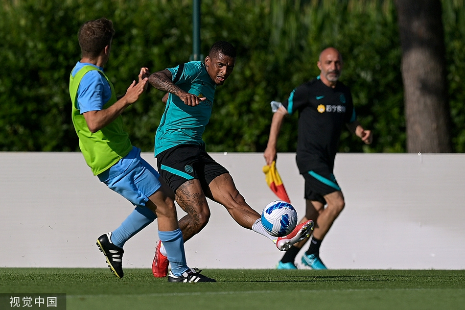 尼科洛·巴雷拉在分组对抗中送出一记穿透力极强的直塞球，接球的劳塔罗·马丁内斯心领神会，两人之间无需言语的默契，正是蓝黑军团进攻流畅运转的保证。