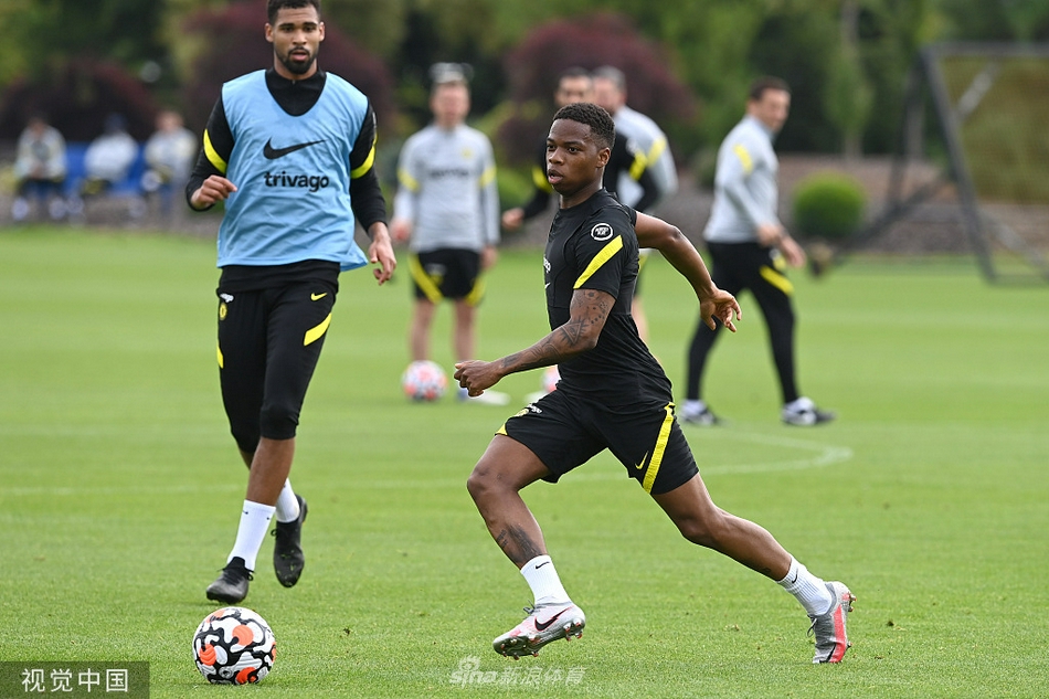 普利西奇和齐耶赫在训练间隙轻松交谈，两人面带笑容，队友间的默契与良好氛围在互动中自然流露