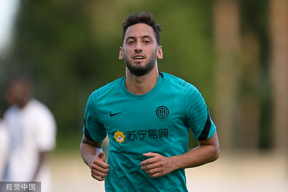 门将萨米尔·汉达诺维奇在烈日下高接低挡，尽管汗水已浸透球衣，但他的眼神依旧坚毅，作为队长，他用每一次奋不顾身的扑救守护着蓝黑军团的最后一道防线。