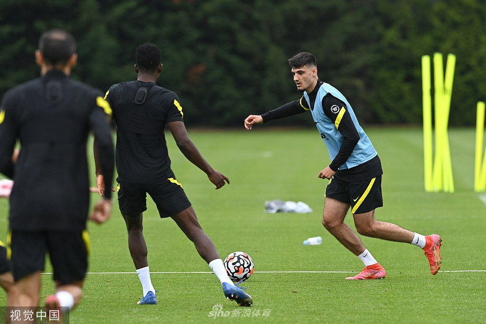 在一项趣味训练后，亚伯拉罕露出夸张的懊恼表情，身旁的队友则开怀大笑，训练场的欢乐气氛感染着每个人