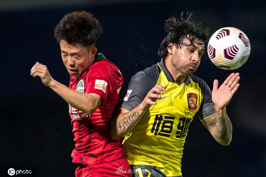 艾克森在进球后激情怒吼，与跑来的队友韦世豪紧紧相拥，身后的广州队球迷看台瞬间沸腾，掀起橙色人浪。