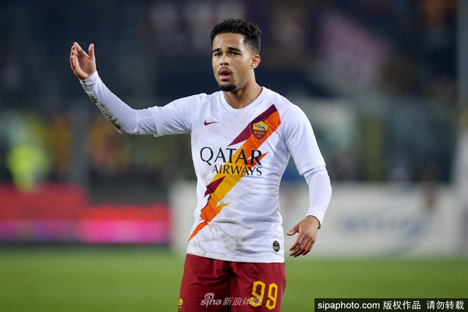 身披红黑战袍的小克鲁伊维特在训练场上眼神专注，汗水浸湿了衣衫，他正全力投入新东家的首次训练