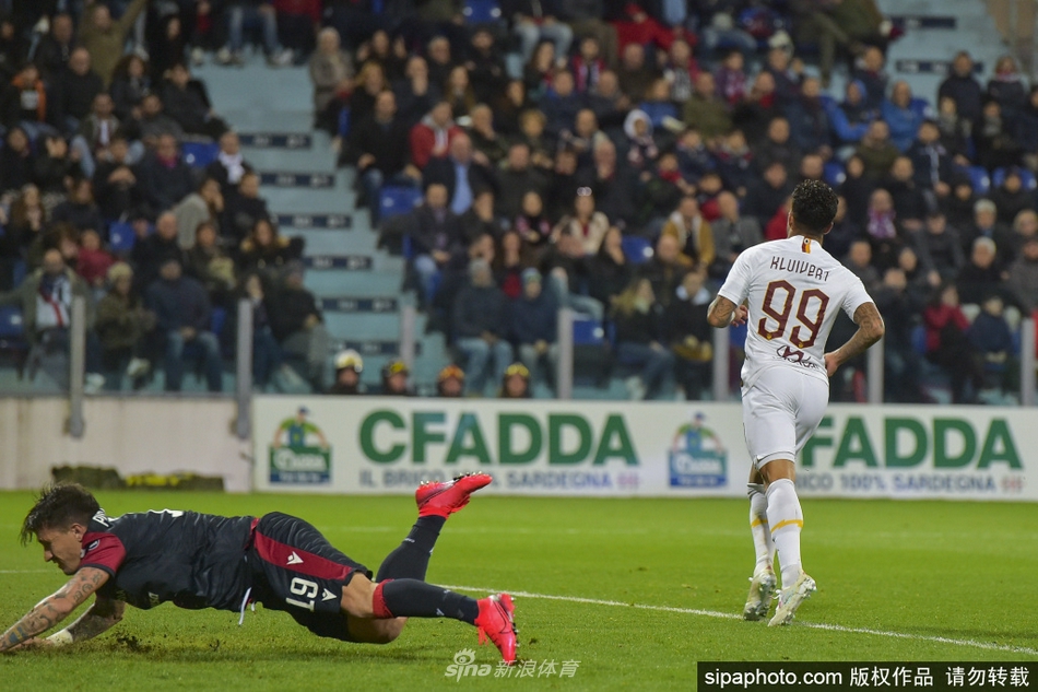 尼斯俱乐部官方亮相仪式上，小克鲁伊维特手举崭新的21号球衣，脸上洋溢着灿烂而自信的笑容，背景是队友们的剪影