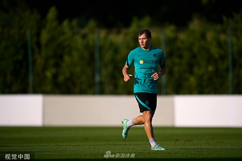 主教练在场边双手叉腰，神情严肃地注视着场内进行的战术训练，不时吹响口中的哨子打断比赛，对球员的跑位和站位进行细致的指导与纠正。