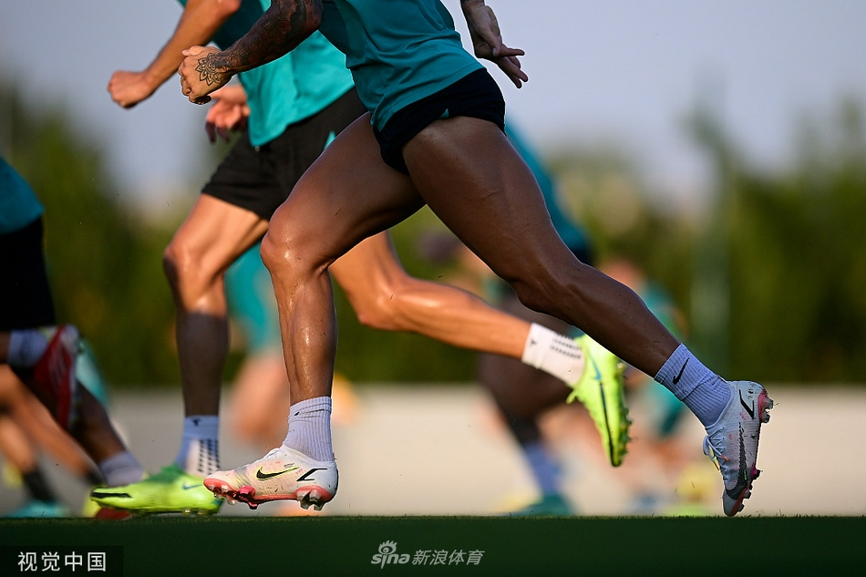 训练场上，几名国际米兰球员正在进行传接球配合，皮球在精准的脚法控制下划出弧线，队友之间默契的眼神交流和跑位，展现了球队日益成熟的战术体系。