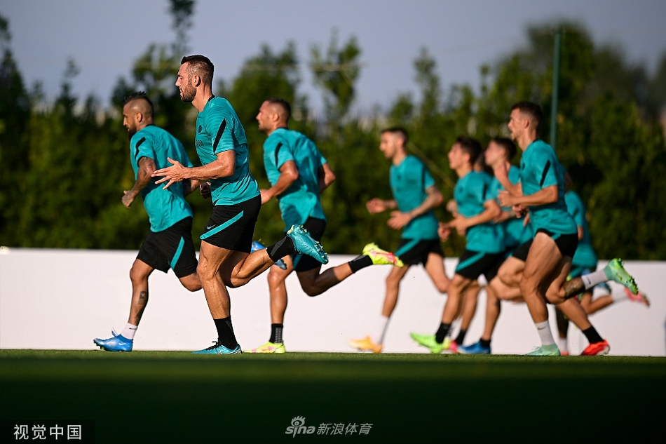 训练间隙，几名国际米兰球员围坐在一起补充水分，他们的脸上带着运动后的红润，但彼此间的笑容和轻松氛围，显示了球队内部良好的化学反应和团队凝聚力。