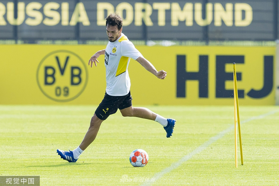 全队围成一圈进行最后的拉伸放松，画面中既有胡梅尔斯、罗伊斯这样的老将，也有满脸朝气的年轻面孔，团结的氛围正是球队冲击新赛季的力量源泉。