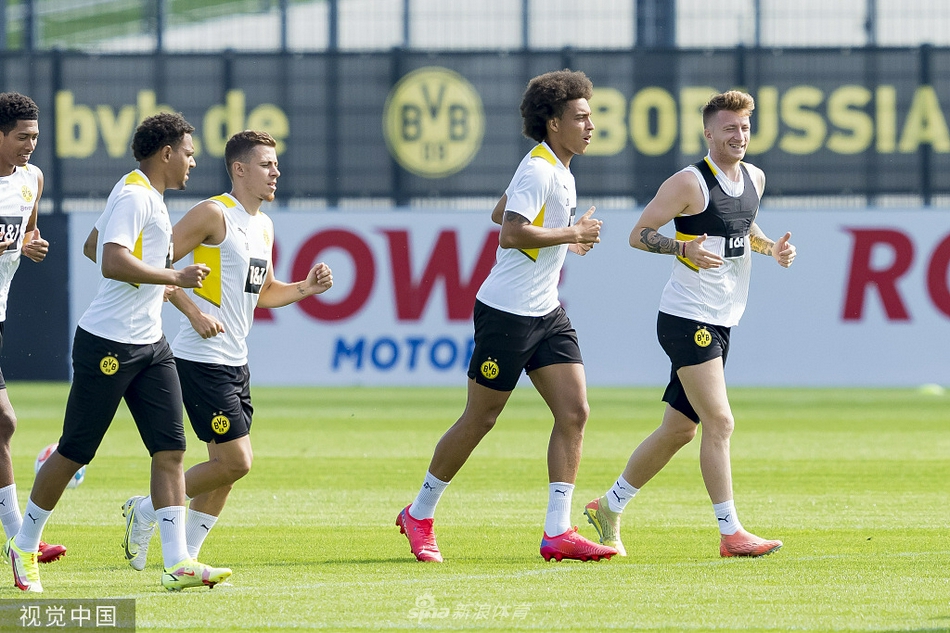 训练场上人声鼎沸，球员们正在进行高强度的分组对抗，皮球在草皮上飞速滚动，每一次拼抢都火星四溅，仿佛提前预演着周末的联赛。