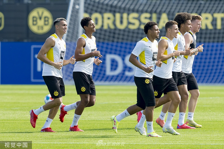 胡梅尔斯在体能训练中全神贯注，汗水浸湿了他的训练服，每一个拉伸动作都标准而有力，宣告着他正从伤病中满血归来。