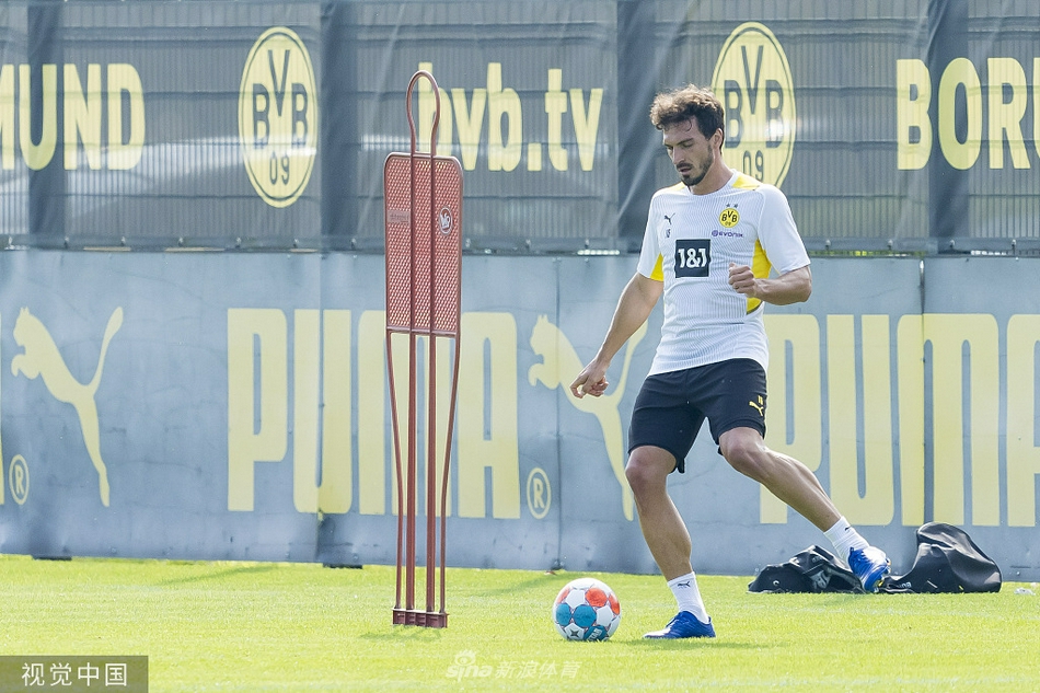 队长罗伊斯在训练间隙召集队友，用手势比划着战术跑位，身旁的年轻球员们认真聆听，这一刻，经验与青春在多特蒙德完成了无声的传承。