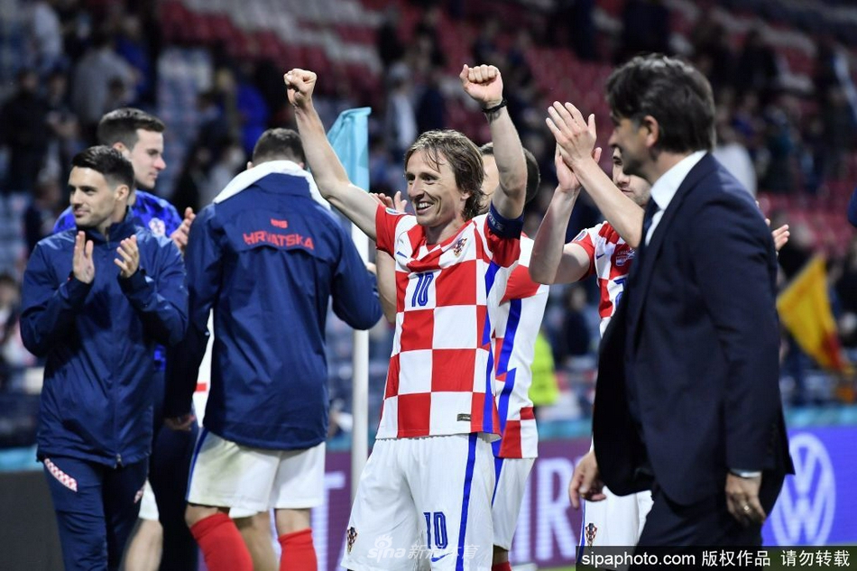 卡塔尔赛场边，莫德里奇双手合十感谢球迷，眼中闪烁着坚毅的泪光，这或许是他世界杯生涯的深情谢幕