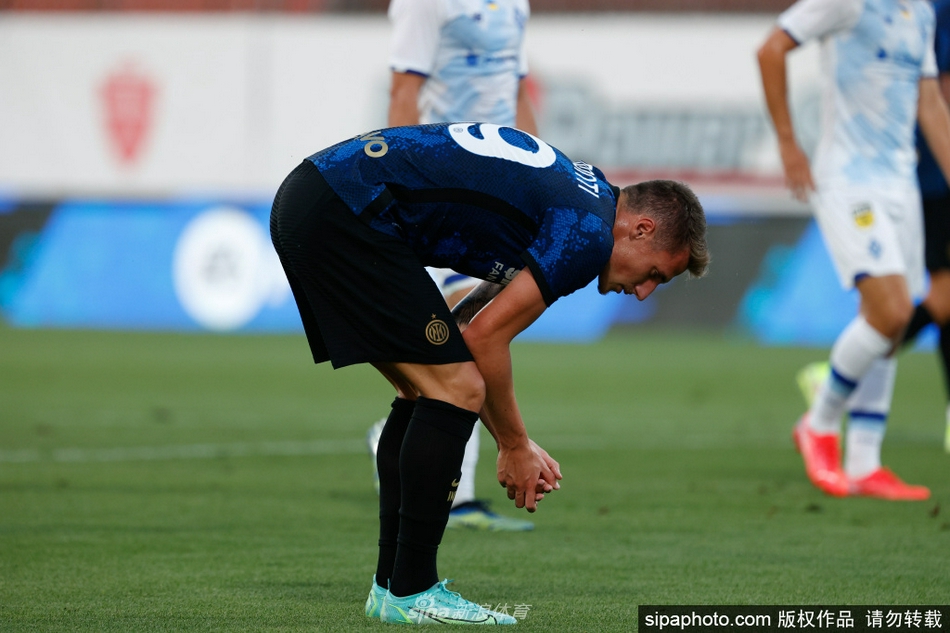 在室内训练馆中，皮纳蒙蒂低头沉思，汗水浸湿了他的发梢，这一刻的静谧与专注，预示着他将在新赛季的托斯卡纳地区迸发全部能量。