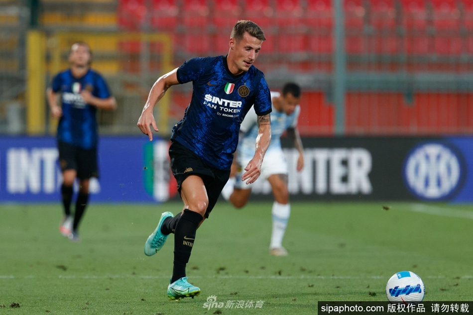 皮纳蒙蒂在训练中展现出细腻的脚下技术，足球仿佛黏在脚面上，这位意大利U21国脚正用一次次触球证明自己绝非池中之物。