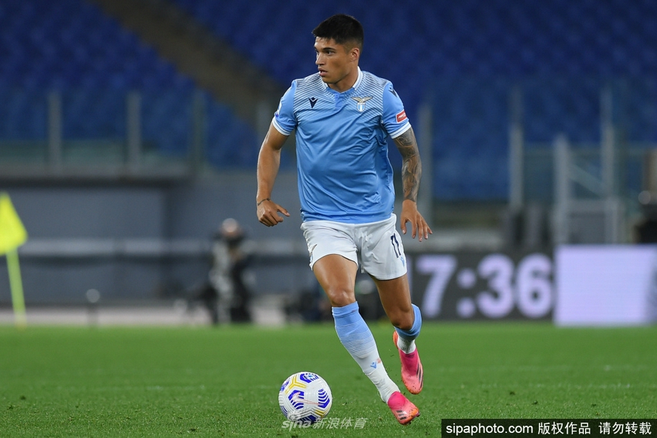 华金-科雷亚手持国际米兰围巾，在签下合约后露出腼腆而期待的笑容，正式宣告自己成为蓝黑军团的一员。