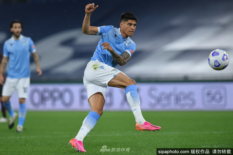 完成梅开二度后，华金-科雷亚在客场看台前向远道而来的国际米兰球迷致谢，双手指天，脸上洋溢着幸福与骄傲。