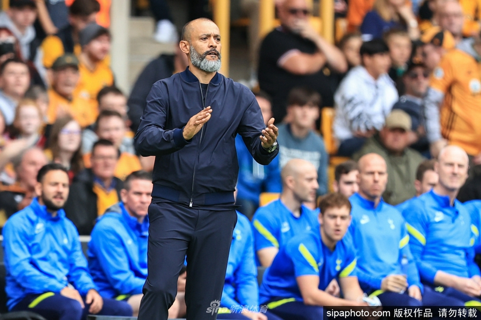 热刺众将在比赛结束后激情相拥，他们用钢铁防线筑起了新赛季的不败金身