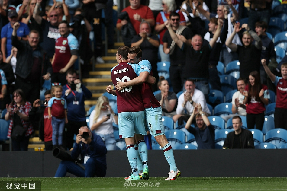 利兹联前锋班福德在人群中机警地捕捉到战机，他用一脚扫射攻破了老特拉福德球门，这粒金子般的进球让他成为球队从客场全身而退的头号功臣。