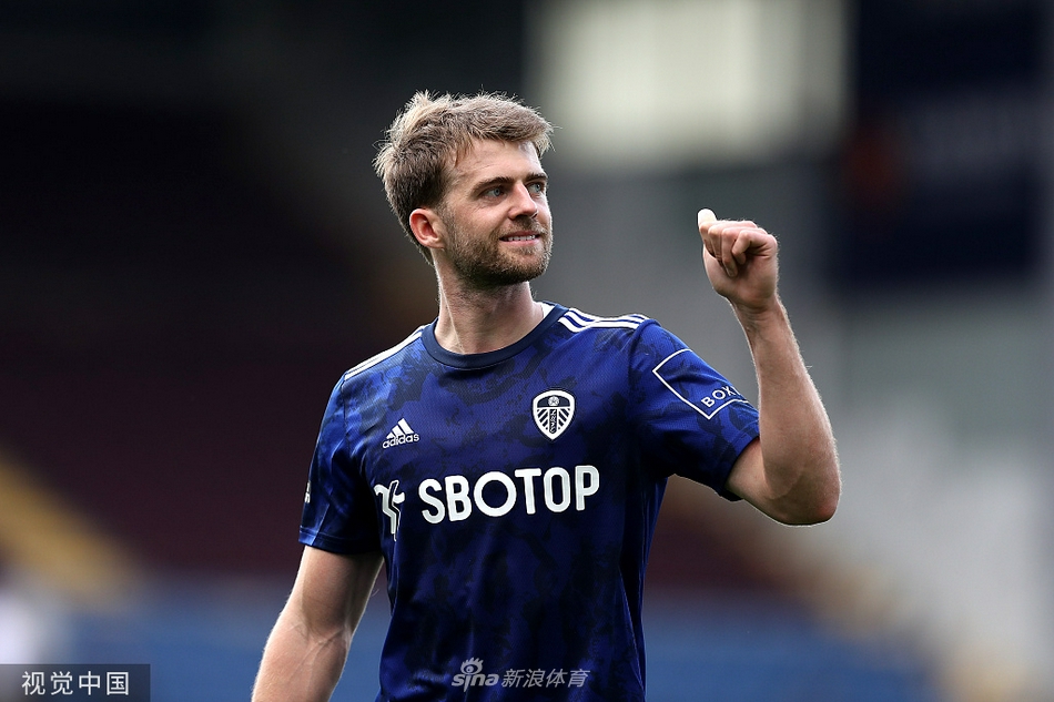 利兹联的拉菲尼亚在边路施展华丽脚法，面对伯恩利后卫的贴身紧逼，他用标志性的盘带试图撕裂对手的防线，脚下的足球仿佛被无形的线牵引。