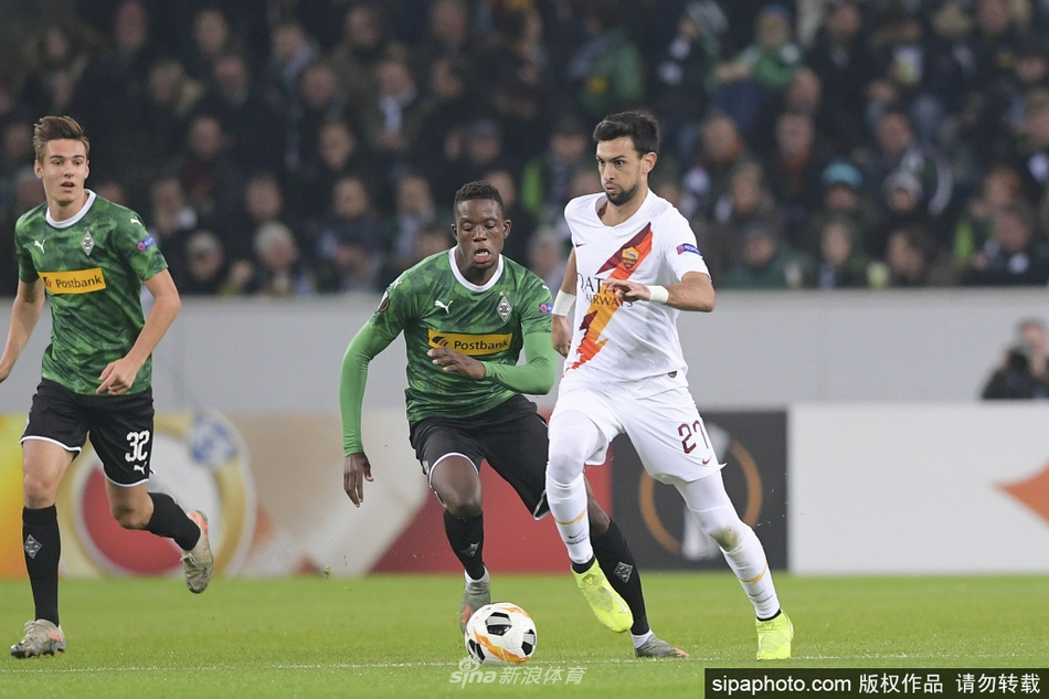 训练场上，帕斯托雷俯身系着鞋带，阳光勾勒出他专注的轮廓。身后模糊的队友身影与空旷的看台，仿佛诉说着那些年独自与伤病抗争、渴望重返赛场的孤独与坚韧。