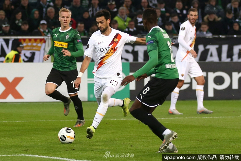 帕斯托雷低头快步走过训练场的通道，双拳微微紧握。绿色的隔离网将他与远处的球场隔开，画面定格了他告别时刻的复杂心绪——有不甘，有失落，但更多的是对这片绿茵未曾褪色的眷恋。