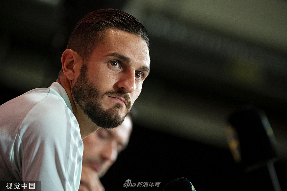 对抗训练中，阿尔巴用标志性的炸裂爆发力带球疾进，身前防守的队友哪怕使出浑身解数也难以阻挡，这次攻防演练简直就是实战的预演。