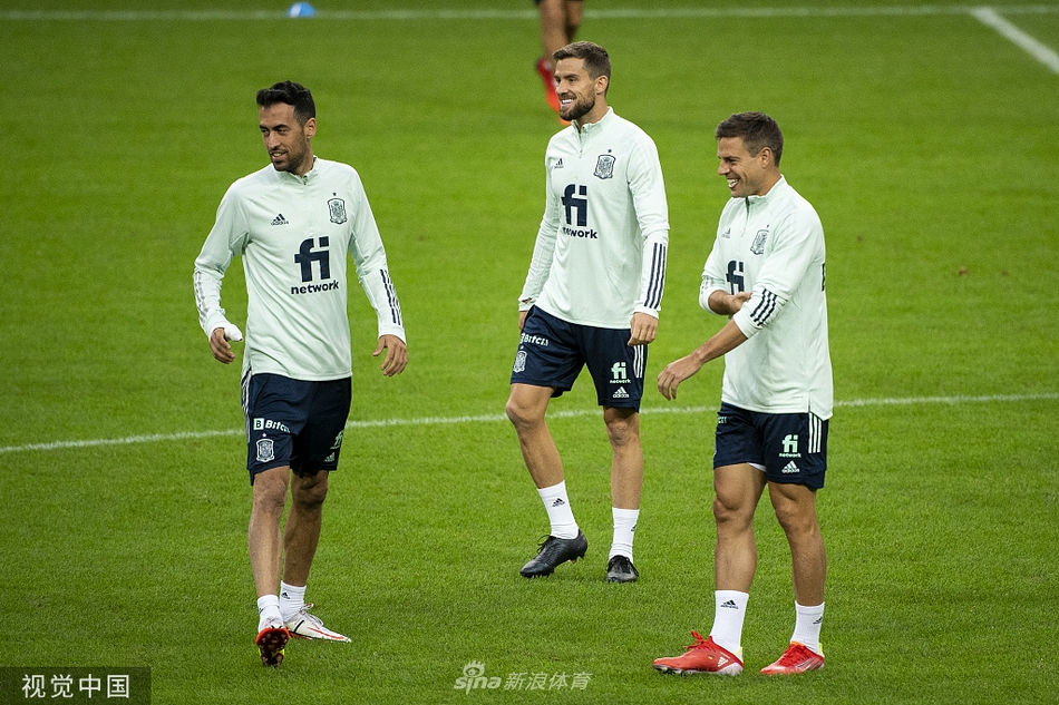 抢圈游戏环节，这是西班牙训练的保留曲目。在狭小的空间内，皮球在队友之间飞速传递，阿尔巴参与其中笑容满面，展现着这支球队深植于骨髓的默契与快乐。