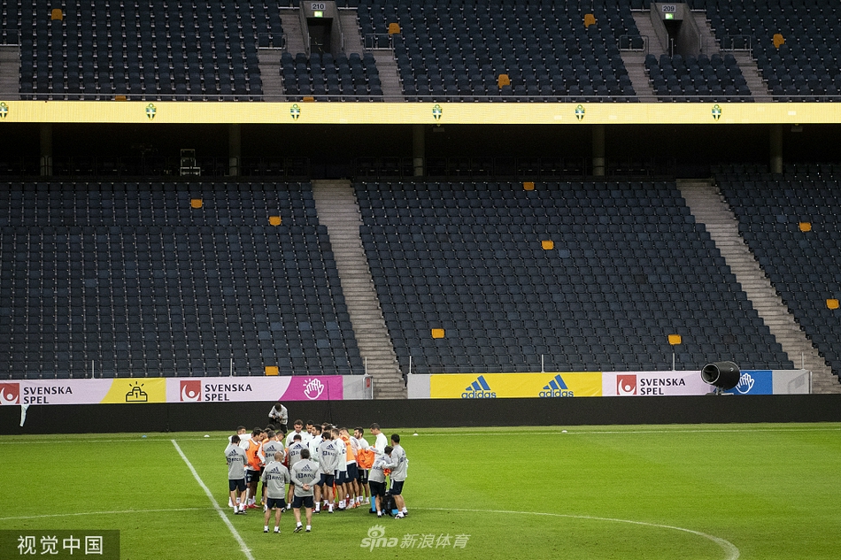 训练进入尾声，西班牙全队围成一个紧密的圆圈，这是出征前的传统仪式。大家手臂搭着肩膀，阿尔巴站在圈中，这一刻没有主力和替补之分，只有团结一心的斗牛士。