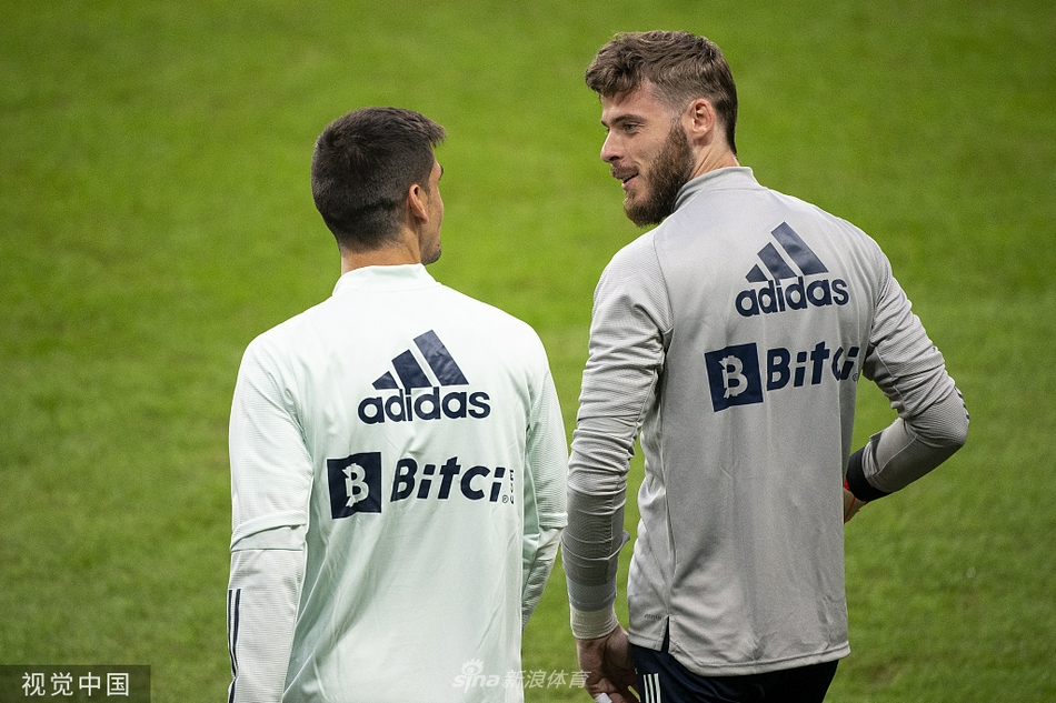 在斯德哥尔摩的阳光下，西班牙后卫阿尔巴挥手之间尽显大将风度，仿佛在与看台上无形的第十二人打着招呼，轻松的神态预示着球队已做好恶战准备。