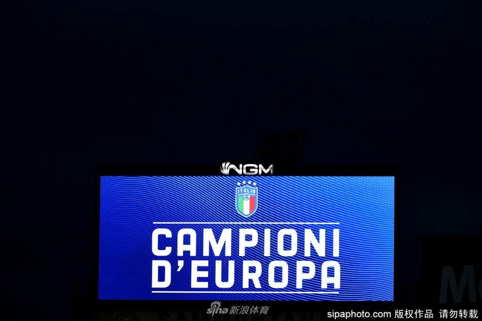 瑞士门将索默尔如同八臂哪吒般奋勇扑救，他舒展的身躯几乎与草皮平行，指尖将将触碰到了皮球，将意大利队一次势在必进的射门拒之门外，瞬间点燃了瑞士队友们的士气。