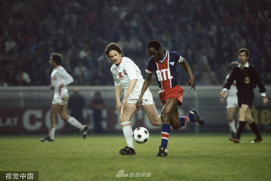 在亚当斯的纪念仪式上，摆放着他职业生涯中珍贵的黑白照片、洁白的百合花以及巴黎圣日耳曼的围巾，现场气氛庄严肃穆，寄托着球迷与亲人的无限哀思