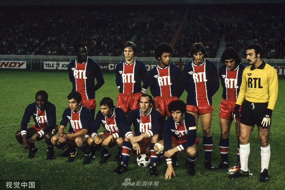 身穿法国国家队深蓝色战袍的亚当斯，在比赛中高高跃起，力压对手争顶头球，完美诠释了他“黑岩石”的绰号与空中霸主的本色