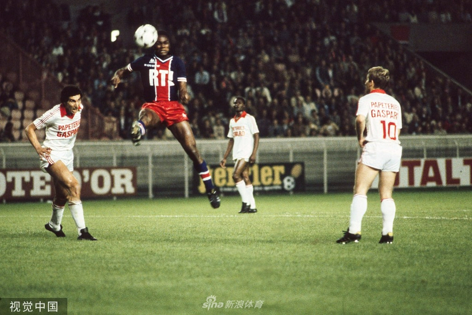 年迈的伯纳黛特坐在窗前，窗外阳光洒入，她的面容平静而坚毅，数十年的悉心照料在她脸上刻下了痕迹，也见证了她对病榻上丈夫的永恒承诺