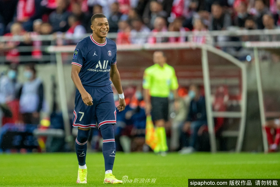 德佩身披荷兰国家队战袍，在主场球迷山呼海啸般的助威声中，目光如炬地注视着前方，仿佛即将开启一场属于他的个人表演秀。