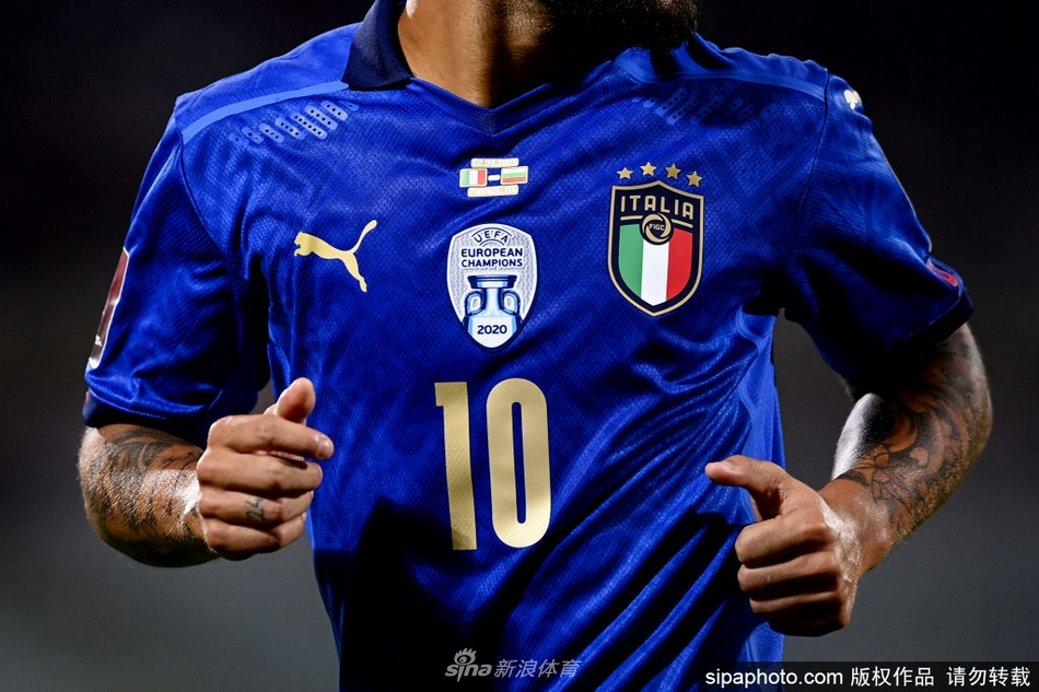 训练场上因西涅露出灿烂笑容，汗水浸湿了发梢，此刻的轻松与随后因家事离队的沉重形成鲜明对比