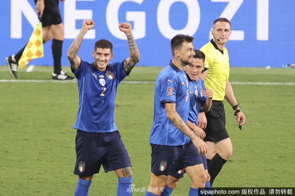 进球功臣小基恩在破门后激情滑跪，扬起的人工草皮如同他心中喷薄的火焰，青春的张扬与改写历史的豪情在这一刻定格。