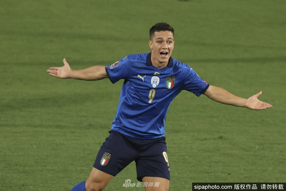 蓝衣军团众将赛后激情围拢，胜利的呐喊与喜悦之情溢于言表，他们簇拥在一起共同庆祝这来之不易的破纪录荣耀时刻。