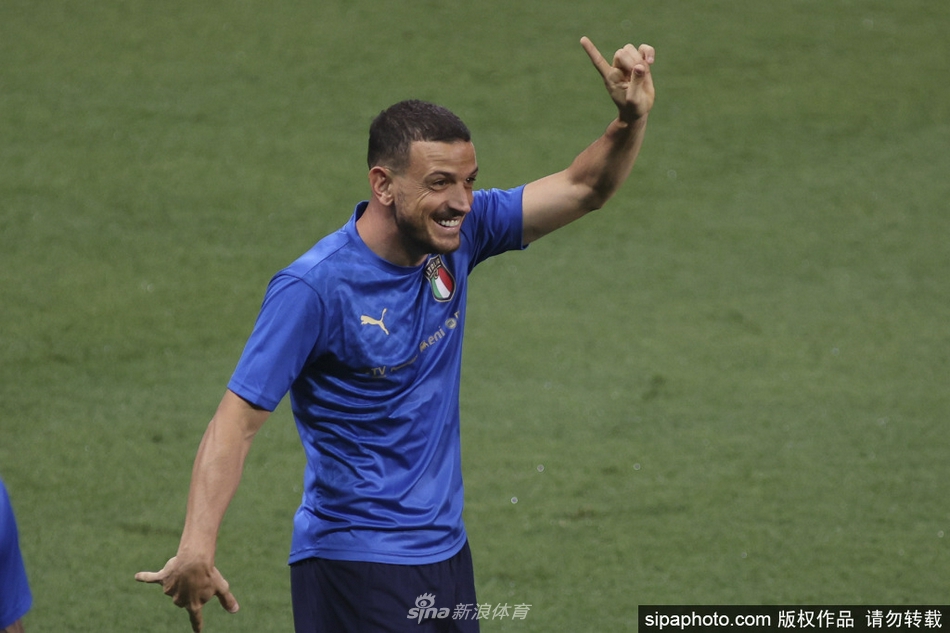 迪洛伦佐打入国家队处子球后振臂高呼，脸上洋溢着梦想成真的纯粹喜悦，这粒精彩吊射也为这场破纪录之战的完美画卷添上了点睛一笔。