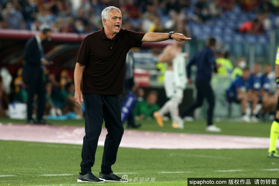 赛后，面对数万球迷山呼海啸般的呐喊，穆里尼奥收敛起场边的狂放，深情地向看台伸出双手，脸上洋溢着满足而温暖的笑容。他那标志性的白发与深色大衣在灯光下相映成辉，这一刻的温情与之前的激情形成了动人对比，也宣告着他在罗马城的传奇故事，正以最完美的方式拉开序幕。