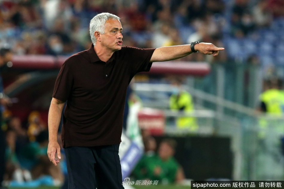 在球队陷入僵局的时刻，穆里尼奥伫立在技术区边缘，深邃的眼神如同鹰隼般紧紧锁定场内风云变幻。他时而弯腰大声呼喊，时而双手插兜强作镇定，即使是一个微小的手势，也仿佛是在指挥一场决定命运的战役，向弟子们传递着必胜的信念与铁血精神。