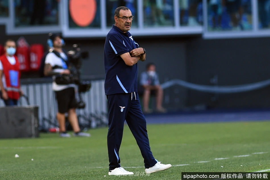 训练场上，萨里正用手势向弟子们面授机宜，眼神中透露着坚定与执着，每一个细节都在传递他对美丽足球的极致追求。