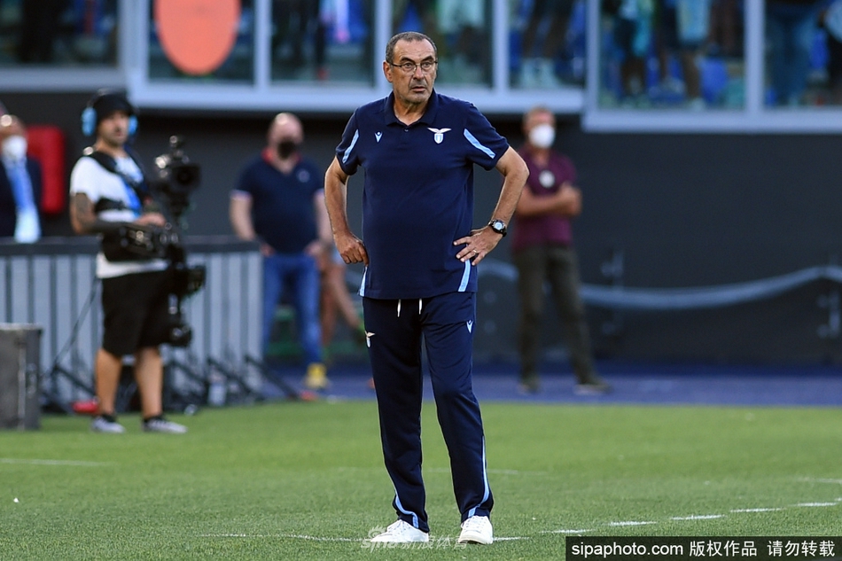 镜头拉近，捕捉到萨里标志性的庆祝动作，他微微扬起下巴，仿佛一位运筹帷幄的艺术家，正欣赏着自己亲手谱写的绿茵乐章。