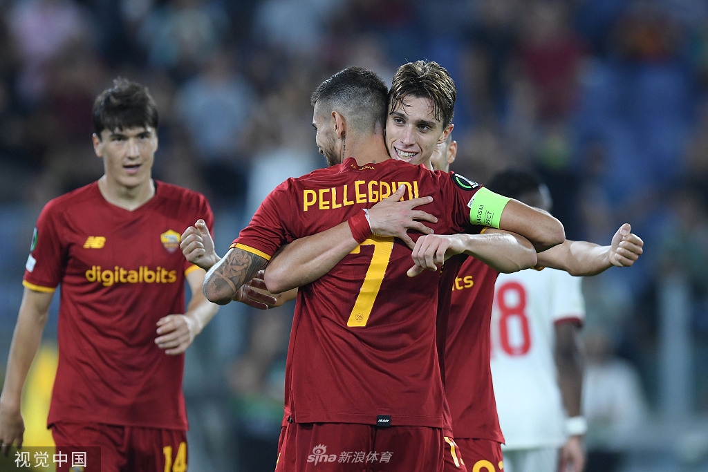 沙拉维劲射破门后，被兴奋的队友团团围住，他的脸上露出坚毅的表情。远处是刚刚被他攻破球门的索菲亚中央陆军门将布萨托，正无奈地从网窝里捡出皮球，与罗马队员们的狂喜形成鲜明对比。