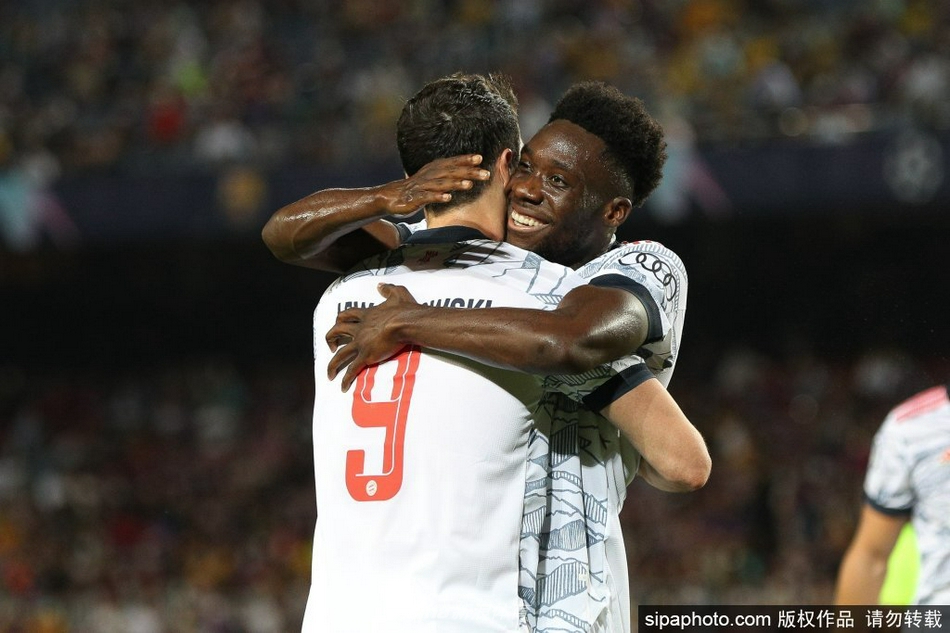 進球後的萊万張開雙臂肆意慶祝，臉上的笑容感染了看台上每一位拜仁球迷，隊友也紛紛上前與他擁抱。