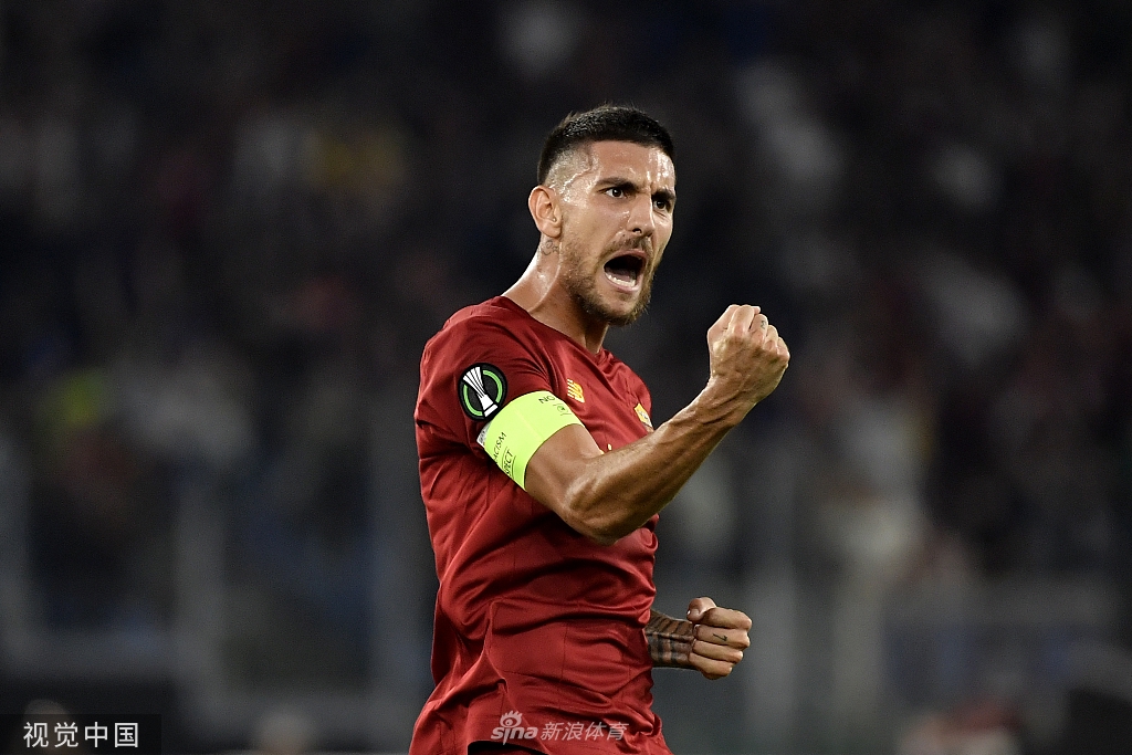 夜幕下的罗马奥林匹克球场灯火辉煌，巨大的电子记分牌上显示着耀眼的5-1比分。球场内的球迷们久久不愿离去，他们用手机记录着这个美妙的夜晚，绚烂的灯光照亮了球场的每一个角落，仿佛在为这场伟大的逆转加冕。